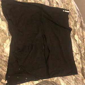 Lululemon customizable snap scarf in black brown pattern.